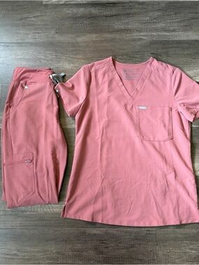 FIGS V-Neck Scrub Set in Dusty Rose/ Pink Blush